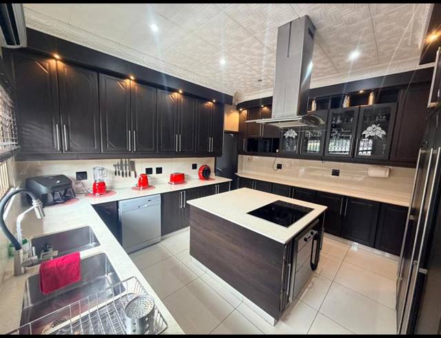 6 BEDROOM HOUSE FOR SALE IN FREELAND PARK